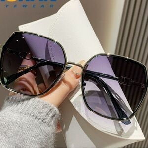 Chic Black Sunglasses for Women